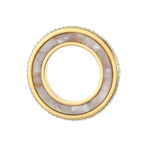 Vue détaillée de la bague en acier doré avec insert marbre blanc et cristaux pavés