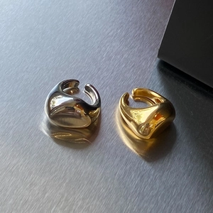 Anillos abiertos minimalistas en oro y plata con diseño orgánico y fluido