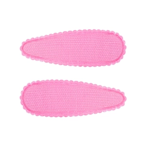 Détail de pinces à cheveux en tricot rose avec bords festonnés pour petites filles
