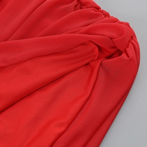 Gros plan sur le tissu en maille rouge et la texture tricotée de la robe de soirée