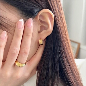 Elegant 925 sterling silver triple-layered gold ribbed hoop earrings and ring set on model
