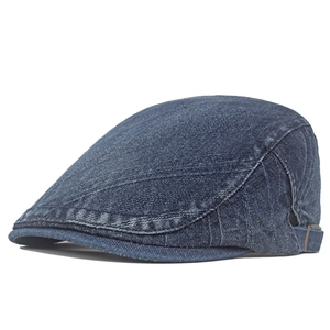 Dettaglio del berretto in denim lavato con trama vintage e fibbia di regolazione in bronzo