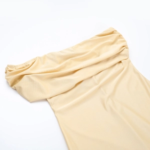 Détail du tissu en satin champagne avec une texture plissée élégante et une encolure