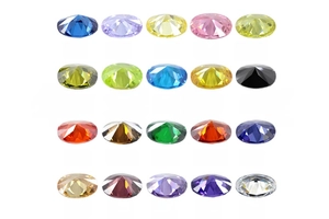 Collection de vingt pierres de zircone cubique ovales facettées de couleurs variées sur blanc