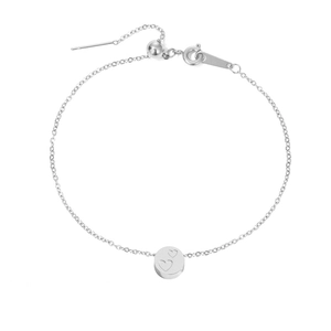 Pulsera de cadena de acero inoxidable plateada con un dije grabado de doble corazón