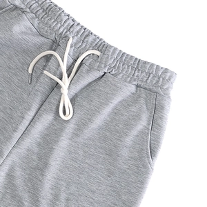 Détail du jogging pour hommes avec taille élastiquée et cordon de serrage blanc