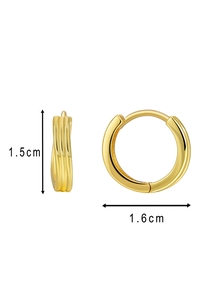 Detailed view of gold round earrings showing 1.5cm height and wave pattern texture
