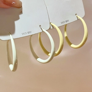 Minimalist C-shaped hoop earrings in white and beige cream glaze with S925 silver needles