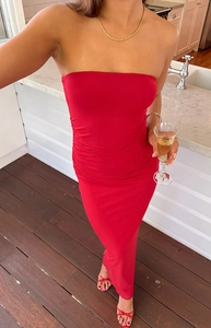 Détail de la robe longue rouge bustier à fronces avec coupe moulante pour les vacances d'été