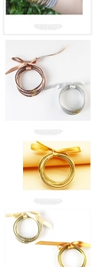 Dettaglio di braccialetti in silicone glitterato con fiocchi in nastro in toni metallici