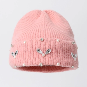 Berretto in maglia rosa con accenti di perle e decorazione a farfalla di cristallo