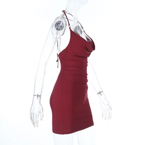 Vue latérale de la robe moulante rouge foncé avec col bénitier et tissu en maille