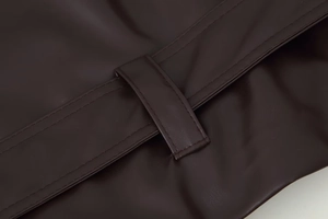 Detailaufnahme der dunkelbraunen Lederjacke mit Narbenstruktur und doppelter Nahtführung