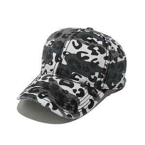 Détail de la casquette léopard gris avec couture à six panneaux et visière incurvée