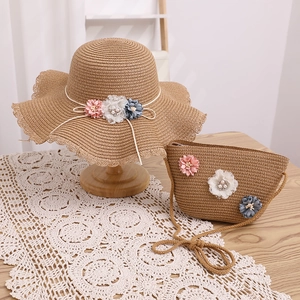Ensemble chapeau de paille et sac assorti avec bords ondulés et détails de fleurs