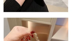 Detalle del asa de cadena dorada con cristales para bolso de mano de fiesta lujo