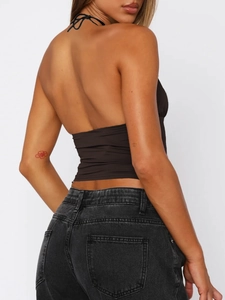 Vista posterior del top halter negro con encaje delicado y detalles de cintura plisada