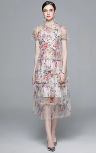 Détail de robe en tulle multicouche avec imprimé floral et design à volants étagés