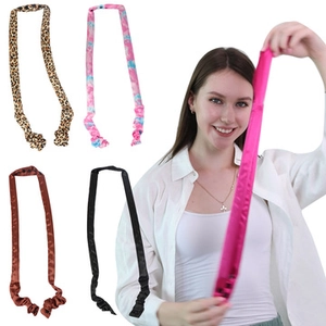 Dettaglio di cinque fasce per capelli incrociate con stampe leopardate e tie-dye