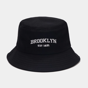 Détail de la broderie Brooklyn EST 1631 blanche sur le bob en coton noir de qualité