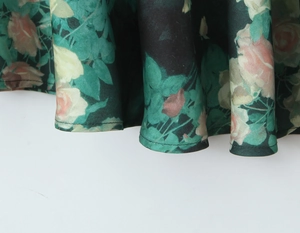 Gros plan sur l'imprimé rose et la couture de l'ourlet de la robe d'été à fleurs