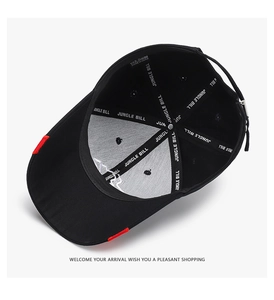 Détail intérieur de casquette de baseball noire montrant les coutures et la boucle en métal