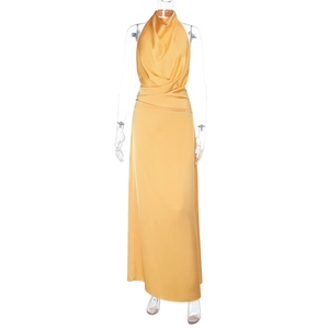 Robe longue licou élégante en satin jaune avec design dos nu raffiné