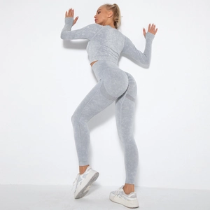 Details des nahtlosen Yoga-Sets im Acid-Wash-Stil mit Daumenlöchern und Push-Up-Leggings