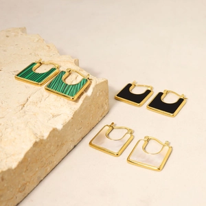 Detail von U-förmigen geometrischen Ohrringen mit Malachit, Achat und Perlmutt-Inlay