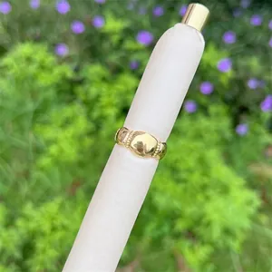 Detailansicht der 18K vergoldeten Ringoberfläche mit Perlenrand auf einem Displayständer