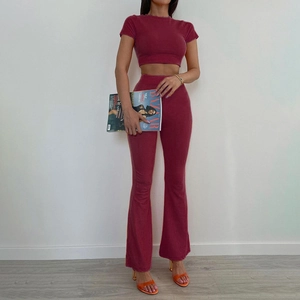 Dettagli del set in maglia a coste bordeaux con top corto e pantaloni a zampa