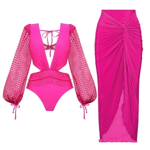 Détail du maillot de bain rose vif à manches longues avec maille et franges perlées