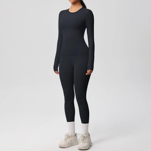 Vista intera di un set da yoga nero aderente a maniche lunghe da donna con leggings