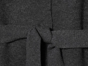 Vue macro détaillée de la texture du tricot gris foncé et de la ceinture nouée