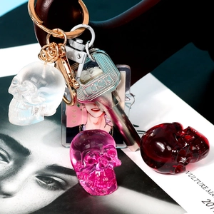 Schädel-Harzform-Anhänger in Rosa, Rot und Mattweiß mit goldenem Schlüsselanhänger für DIY-Schmuck