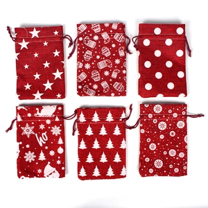 Set mit 6 roten Weihnachtsbeuteln aus Sackleinen mit weißen festlichen Druckmustern