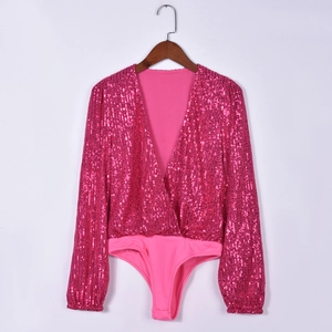 Détail d'un body à paillettes rose flamant avec décolleté en V profond et manches