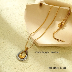 Détail du collier à pendentif goutte bicolore avec longueur 40+6cm et poids de 6,3g