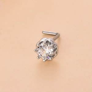 Vista macro dettagliata del piercing al naso a L in argento con zircone trasparente tondo