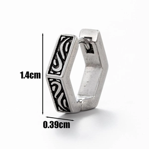 Detailansicht eines sechseckigen Edelstahl-Ohrrings mit Maßen 1,4 cm mal 0,39 cm