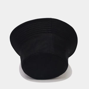 Détail d'un chapeau bob noir en coton avec des coutures classiques et un tissu sergé robuste