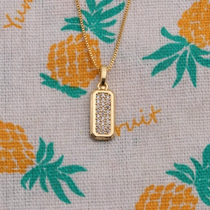 Collier géométrique doré avec pendentif rectangulaire serti de zircons et chaîne vénitienne