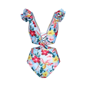 Détail du maillot de bain floral avec épaules à volants et découpes latérales