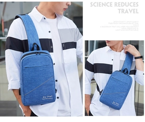 Details der blauen Oxford-Umhängetasche mit USB-Ladeanschluss und modischem Street-Style