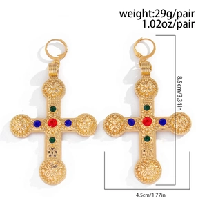 Détail de boucles d'oreilles croix dorées avec pierres précieuses et dimensions