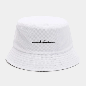 Detailopname van witte corduroy vissershoed met elegante zwarte cursieve borduring