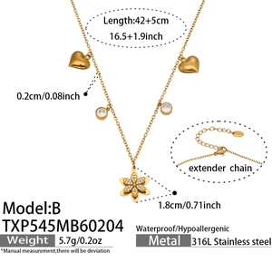 Dettaglio collana in acciaio inossidabile dorato con fiori in zircone 5A e cuori