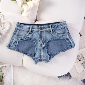 Dettaglio ravvicinato di shorts di jeans blu con bordi sfrangiati e dettagli strappati