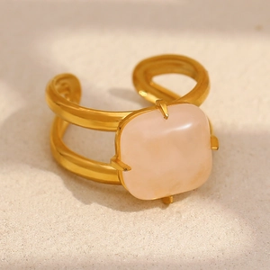 Détail d'une bague double couche plaquée or 18 carats avec pierre rose carrée centrale