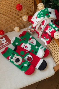Détail de chaussettes de Noël douces en polaire corail avec motifs festifs de fêtes